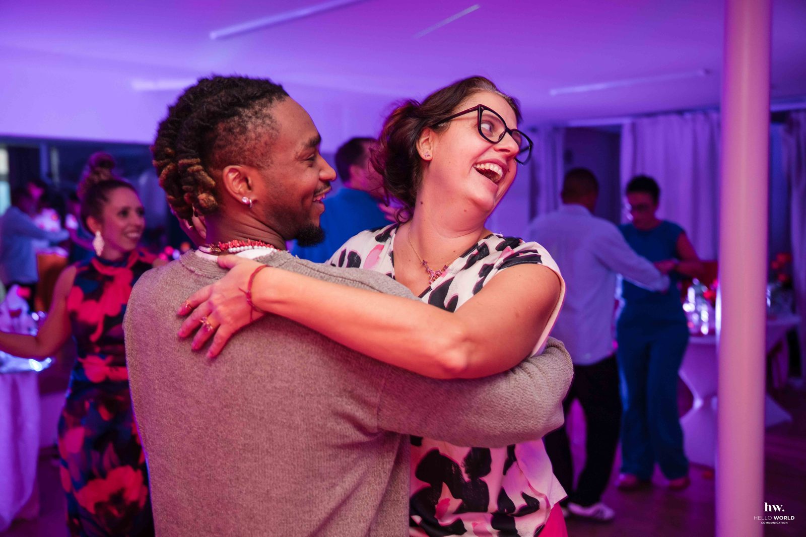 Des collaborateurs qui dansent la salsa pendant une soirée au Studio Flow