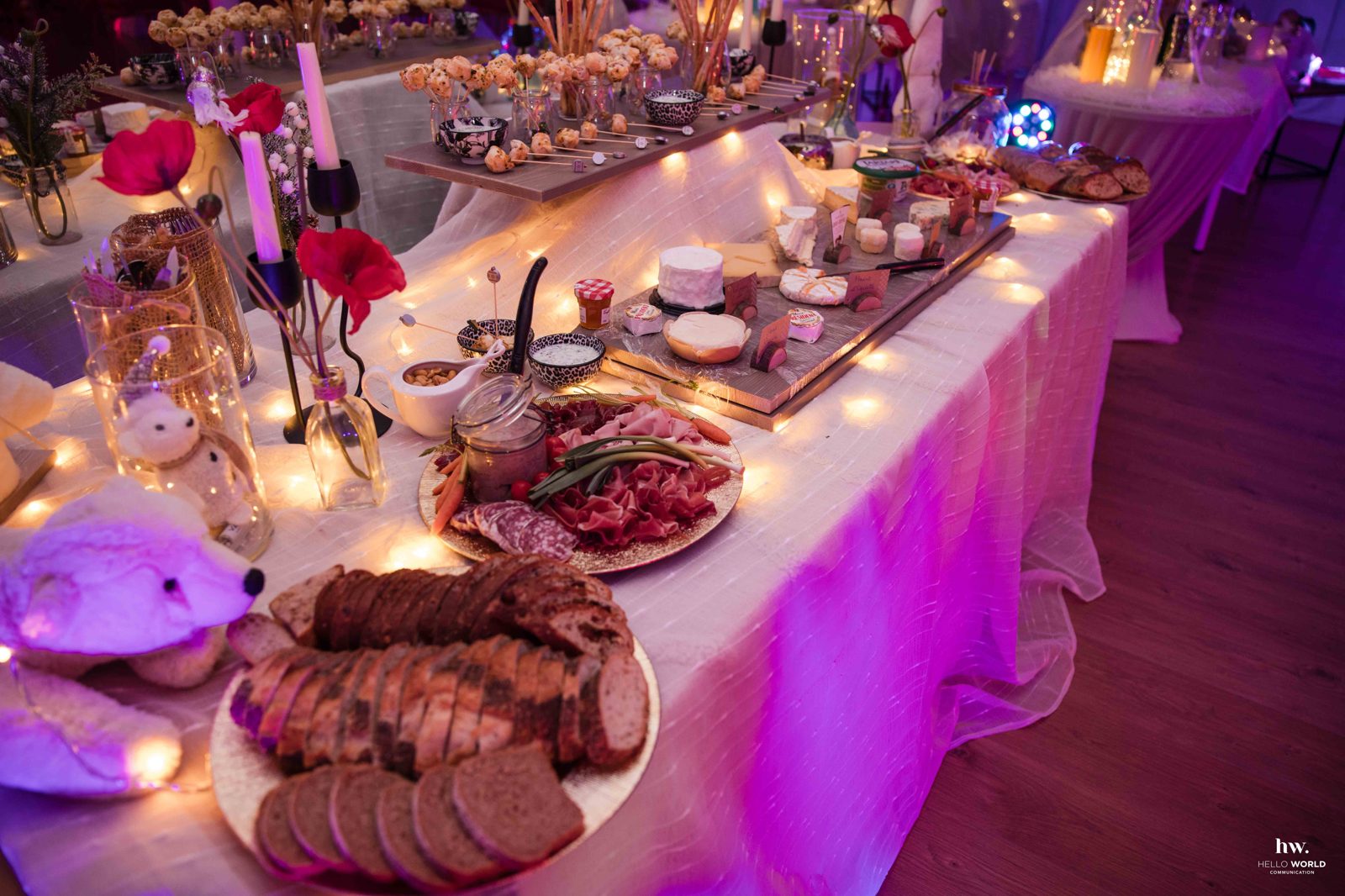 Table dressée et plateaux au Studio Flow
